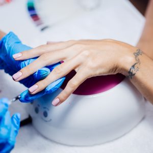 Pose de vernis semi-permanent à Sarcelles (Les Flanades). Ongles brillants et résistants jusqu’à 3 semaines.