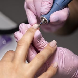 Manucure simple à Sarcelles (95200). Mise en beauté des mains avec limage, polissage et pose de vernis classique.