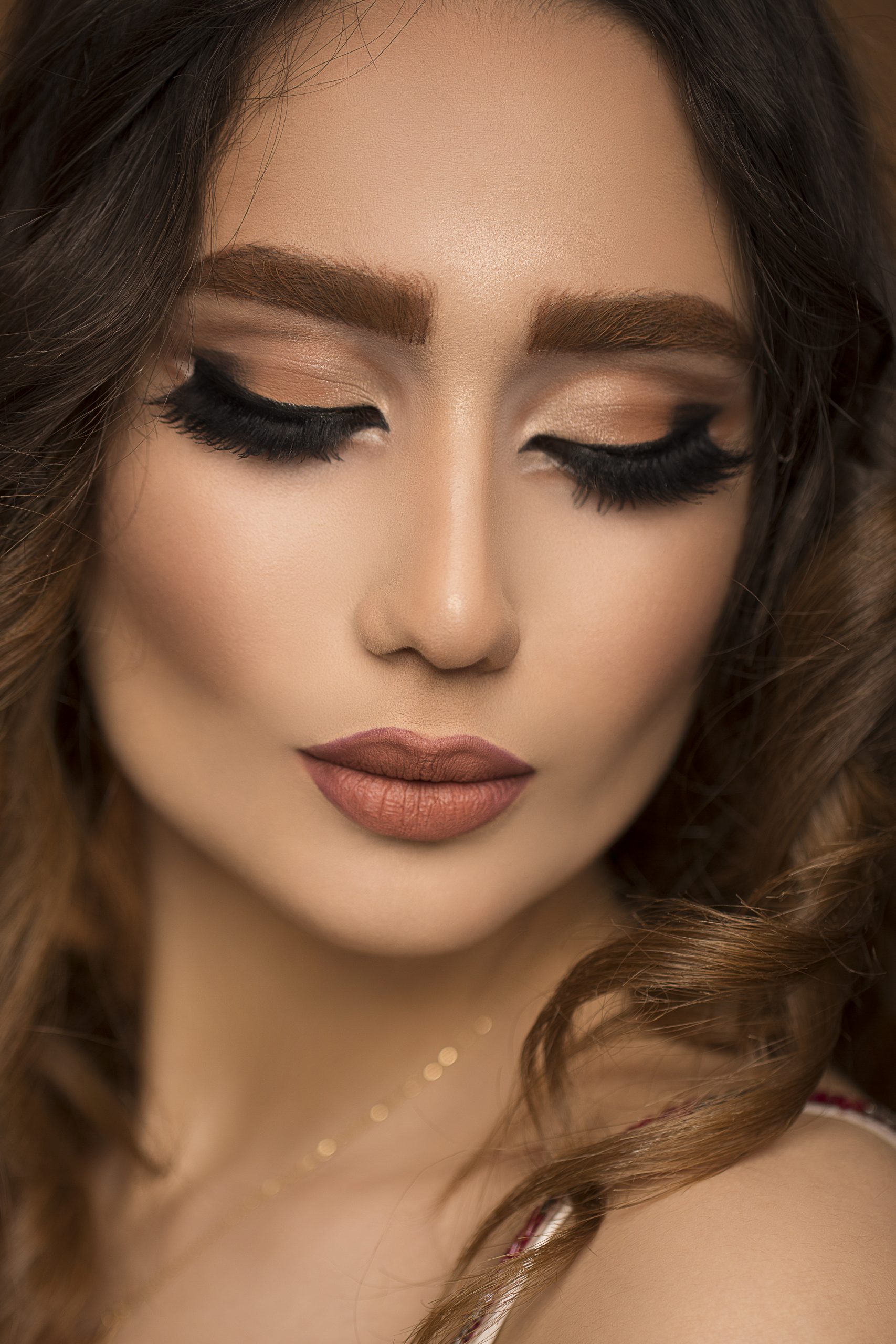 model with bronze makeup and long eyelashes Pose en bouquet à Sarcelles (Les Flanades). Effet fourni et glamour, parfait pour les occasions spéciales.