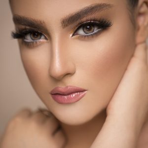 Extensions de cils volume russe à Sarcelles. Regard intense et volumineux grâce à plusieurs extensions par cil.