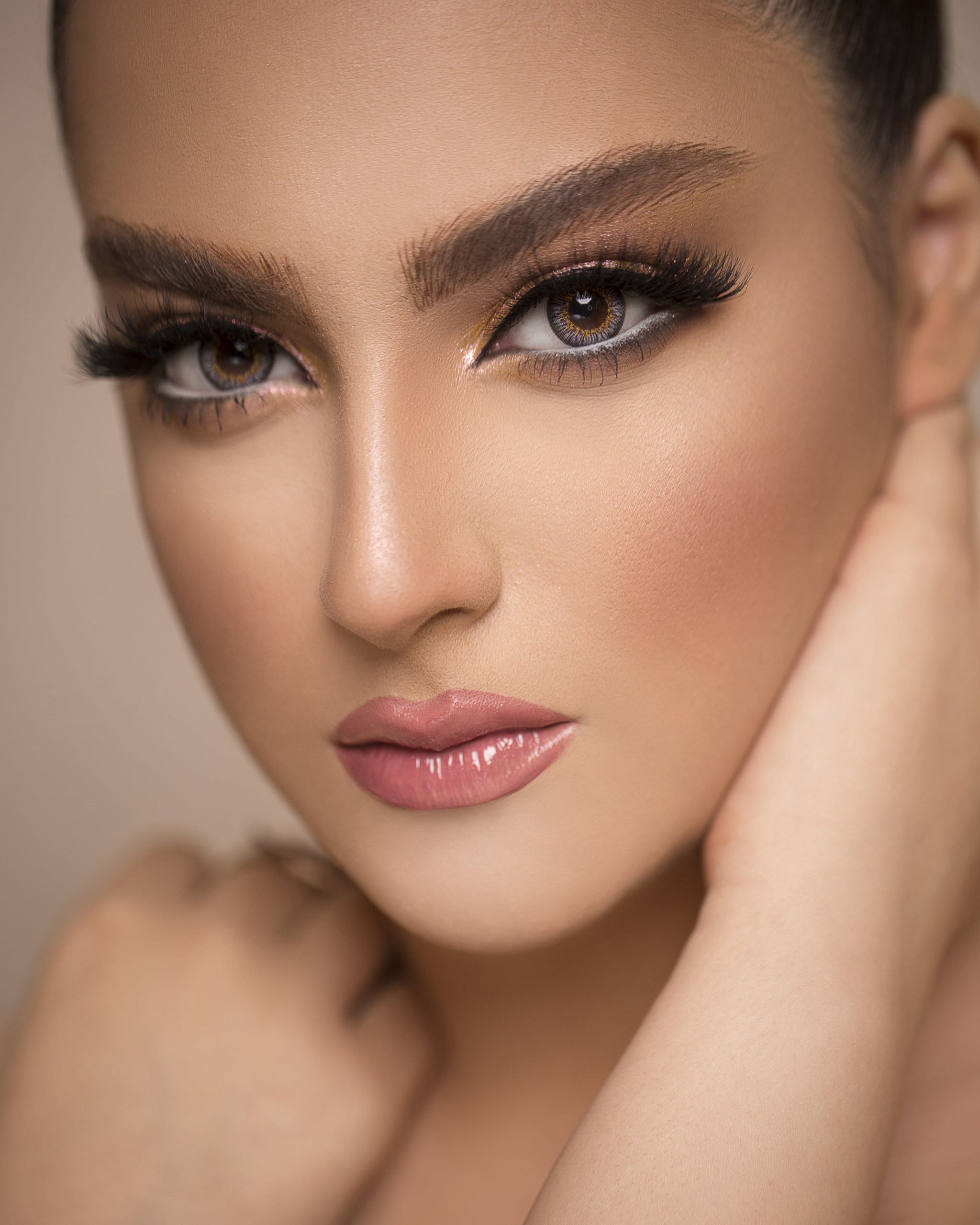 woman in elegant suntanned makeup promoting skin care Extensions de cils volume russe à Sarcelles. Regard intense et volumineux grâce à plusieurs extensions par cil.