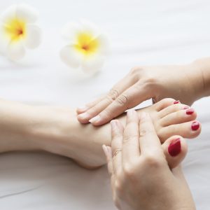 Spa des pieds à Sarcelles (Les Flanades). Bain relaxant, gommage et vernis pour des pieds doux et reposés.