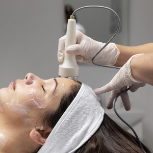 HydraFacial à Sarcelles. Nettoyage profond, hydratation et éclat immédiat du visage.
